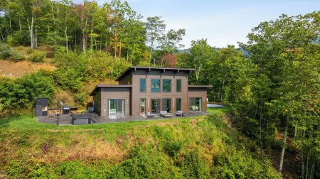 Stunning modern cabin with breathtaking views of Maggie valley