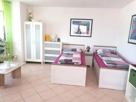 Beautiful 2-room granny apartment with terrace for 4 people Отели в г. Бурладинген