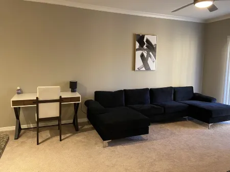 Luxury 1BR Apt Rental Unit Отели рядом с достопримечательностью «Университет Северная Каролина в Шарлотт»