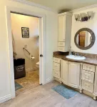 Gorgeous poolside/hot tub suite in wine country, near biking and theatre.