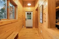 Cozy Up Cabin - Close to Downtown Rangeley 랭글리 호텔