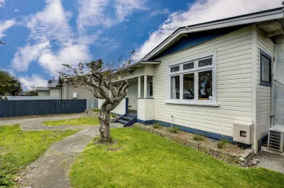 Cosy 3 bedroom Character Bungalow Hotels in Te Awa