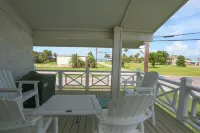 Charming 3-bedroom house in Port O'Connor w. view, 1 min to beach, pet friendly