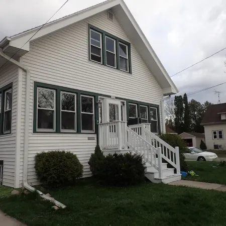 Home in Oshkosh near EAA Air Venture - 5 blocks away from Wittman Airport