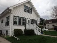 Home in Oshkosh near EAA Air Venture - 5 blocks away from Wittman Airport