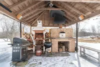 Lake Ariel Winter Getaway: King Bed, Fireplace, Wood Burning Sauna, Skiing Views