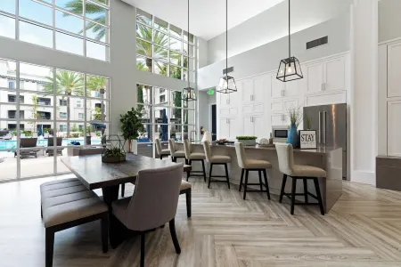 3 Bed, 2 Bath 1340 sq/ft Luxury Condo in Irvine Отели рядом с достопримечательностью «Университет Калифорния Ирвайн»