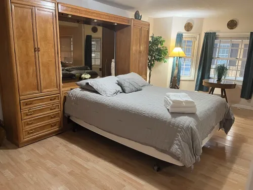 #05 Charming 2-bedroom apartment in Lorain with AC, WiFi Các khách sạn ở Lorain