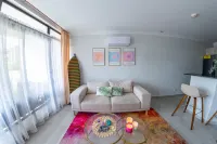 New! Chic & Unique: 1Br + Office, Patio, A/C,  Pools/2 Jacuzzis, Gym, Parking Hotels in Rio Oro