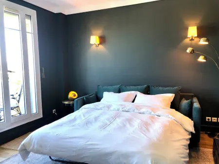 Quiet, sunny apartment with exceptional view of Paris - sleeps 4