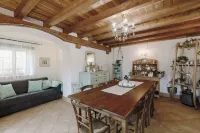 Completely renovated old farmhouse in the heart of the Dolomites. فنادق في Borgo Valbelluna