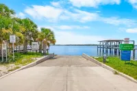 17 Palms Beach House with heated private pool and Tiki hut bar