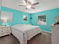 Charming 3-bedroom house/ lake, huge backyard, WiFi, fishing, 10 mins from beach