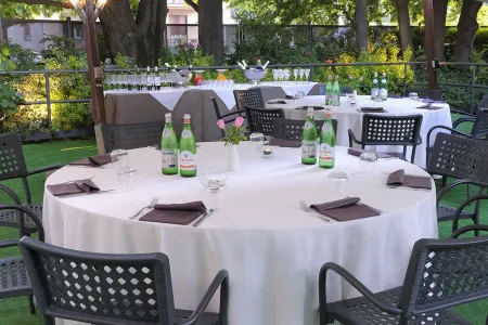 B&B Hotel Habitat Giussano Отели рядом с достопримечательностью «Parco Giorgio Perlasca»