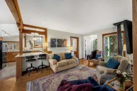 Cozy Cottage Retreat w/ Open Air Bath house, one minute walk to Squaxin Park