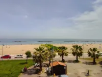Large family apartment with garden facing the sea