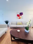Modern Aesthetic 3br/1.5ba Family Haven w/ Yard 엘크그루브빌리지 호텔