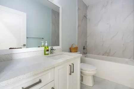 Charming 1-bedroom apartment with WiFi, AC in delightful Abbotsford