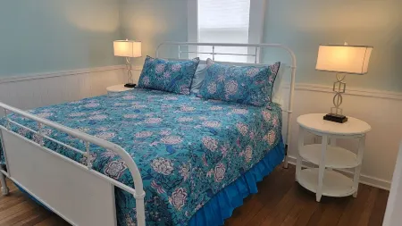 Charming 2 BR/2BA cottage in Butler--great covered porches, big fenced yard Отели в г. Джонсон