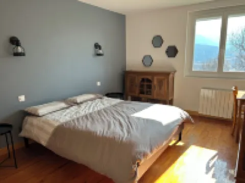 Hautes-Alpes garden apartment with open view