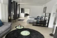 Spacious apartment in a central location directly on the river Niers and park Hotels in Sud