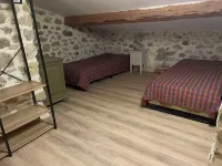 Gite in superb stone farmhouse in idyllic setting, 10 minutes from beaches. Hotels in Le Castellet