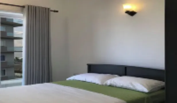 Enjoy a beautiful sunset from your ocean-view bedroom. فنادق في ماونت لافينيا