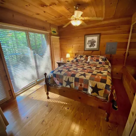 Charming 2-bedroom cabin in delightful Townsend with all the necessary amenities