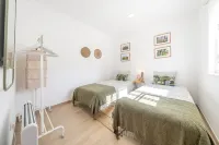 Assenta Beach House - 2 bedroom house with patio Hotels in Sao Pedro Da Cadeira