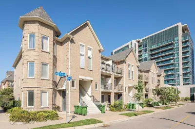 Fully Furnished Gorgeous 2 Bedroom 2 Bathroom Townhouse in Hyde Park Leaside Hotel a East York