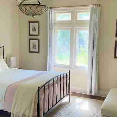 Stunning 3 bed, 3 bath house [sleeps 8] in Midtown, 2min drive to Rhodes College Rooms