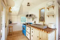 Romantic Riverbed Treehouse - hot tub & new sauna!