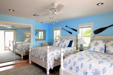 The Cottage at Rum Point Отели в г. Север Сайд