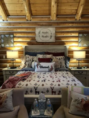 Private Riverfront Hygge Cabin