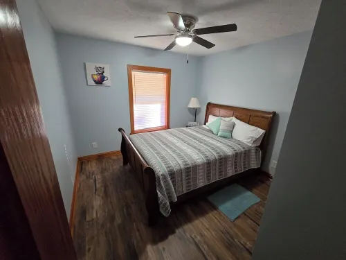 Quiet and modern 3-bedroom cabin near Ash Cave!