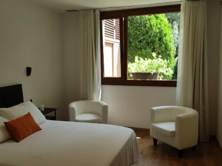 Independent lodging with exit to the garden.  Close to airport, subway and train. Отели в г. El Prat de Llobregat