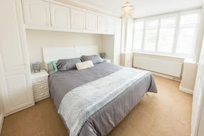 Cosy 3 Bedroom Family Home in Ruislip | Under 45 minutes to Central London Eilmar Montessori School & Day Nursery附近的飯店