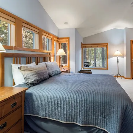 Spacious Sunriver retreat w/hot tub + bikes.  Family + Pet Friendly!