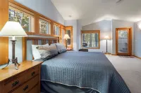 Spacious Sunriver retreat w/hot tub + bikes.  Family + Pet Friendly!