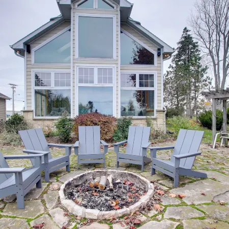 Lakefront Algoma Home w/ Deck, Grill & Fireplace