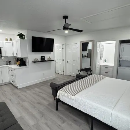 Private apt, king bed, laundry inside