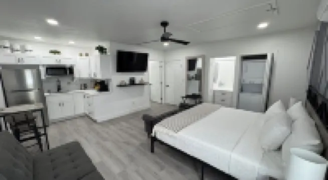 Private apt, king bed, laundry inside