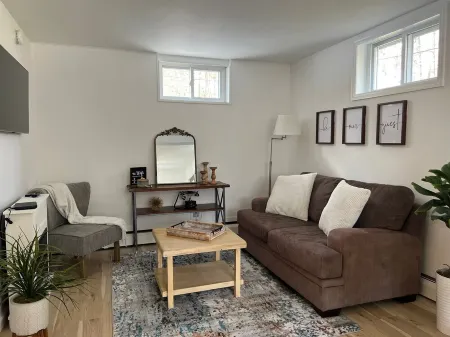 A unique and tranquil getaway at a cozy garden level apartment Отели в г. Бетлхем