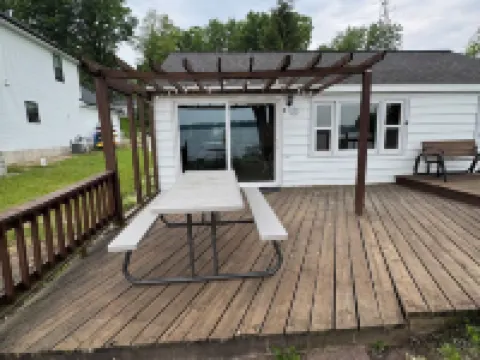 Lakefront 2 Bedroom Cottage Getaway on Chippewa Lake, Michigan Hotéis em Mecosta County