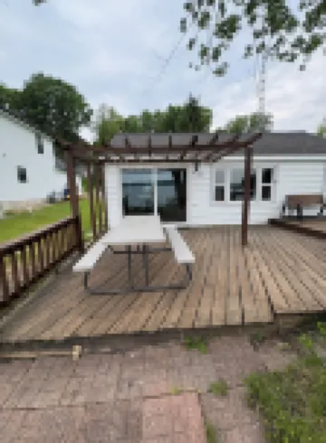 Lakefront 2 Bedroom Cottage Getaway on Chippewa Lake, Michigan