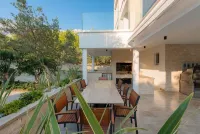 Villa 01 - Apartment 4 (4 + 2, 2nd floor) Hotels in Promajna