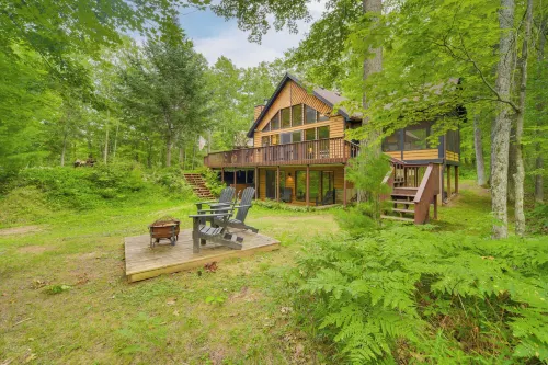 Cozy Wisconsin Cabin w/ Deck, Kayaks & Lake Views! - 3-Star