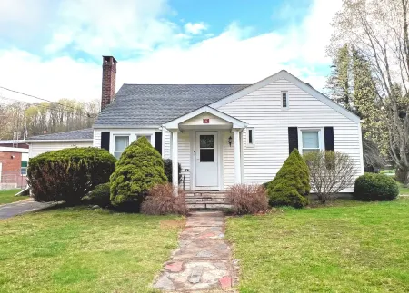 2 Min Walk to Windham Town | Hot Tub | Fire Pit