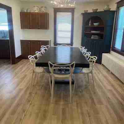 Newly Listed 4-bedroom , 2 bath house with WiFi, AC 10 minute walk to the Falls! Others