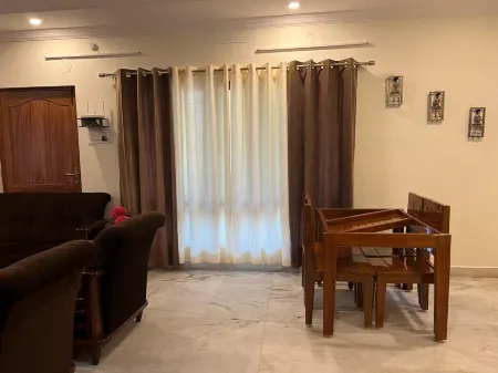 Maruthi Villa, Walkable to Beach. Pet-Friendly!